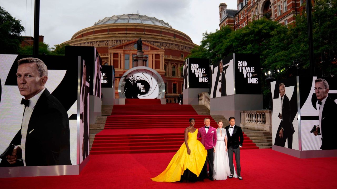 Isolere blad brud James Bond film premiere: Kate Middleton and other stars line the red  carpet | CNN