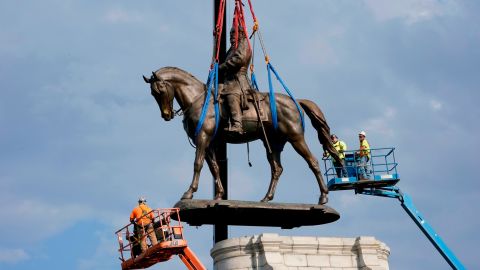 RICHMOND, VIRGINIA - SEPTEMBER 08: Crews remove a statue of Confederate General Robert E. Lee on Monument Avenue, September 8, 2021 in Richmond, Virginia. The Commonwealth of Virginia is removing the largest Confederate statue remaining in the U.S. following authorization by all three branches of state government, including a unanimous decision by the Supreme Court of Virginia. (Photo by Steve Helber - Pool/Getty Images)