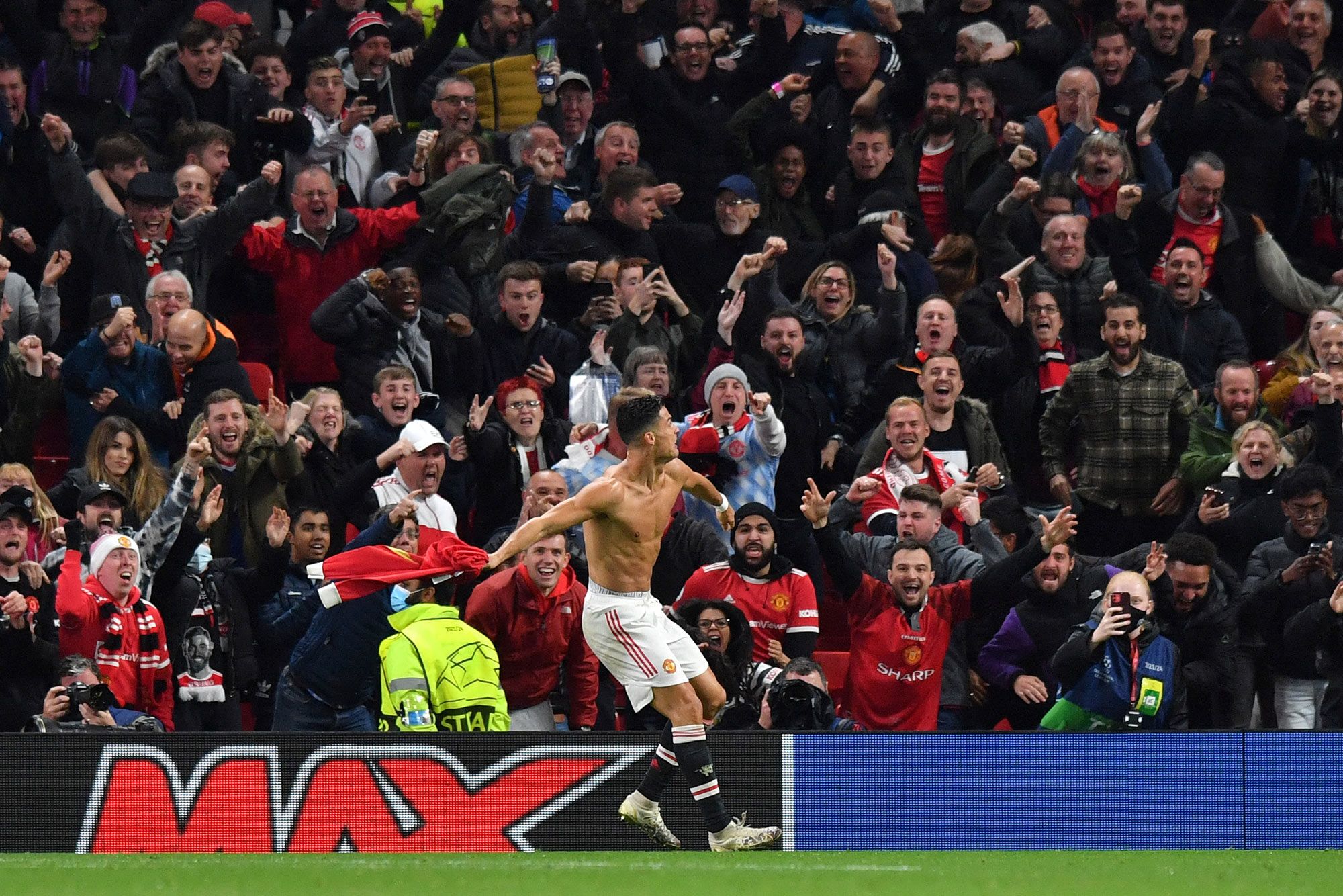 Cristiano Ronaldo fires Manchester United into Champions League last 16