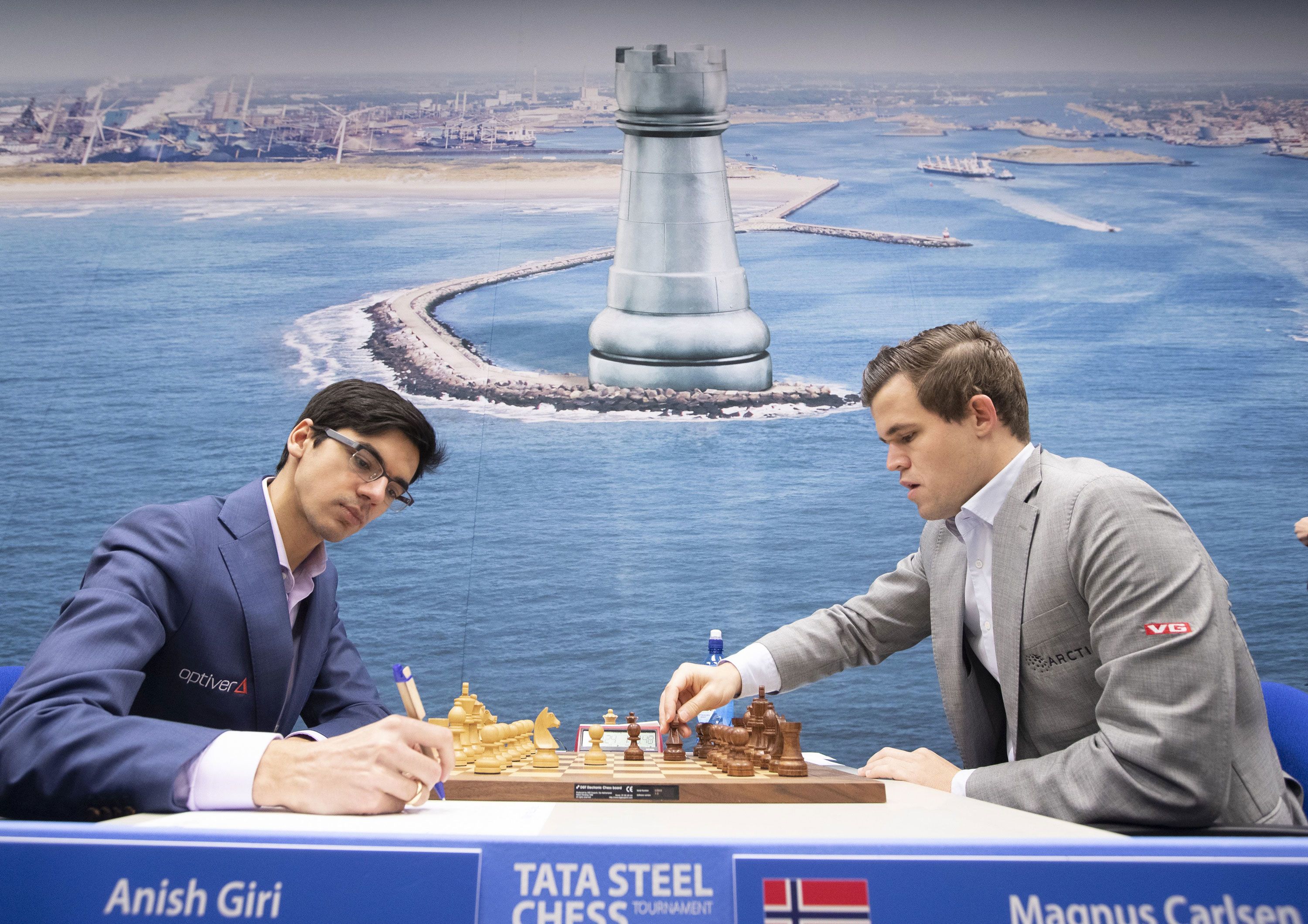 Tata Steel Chess 2011 - Magnus Carlsen vs Anish Giri 