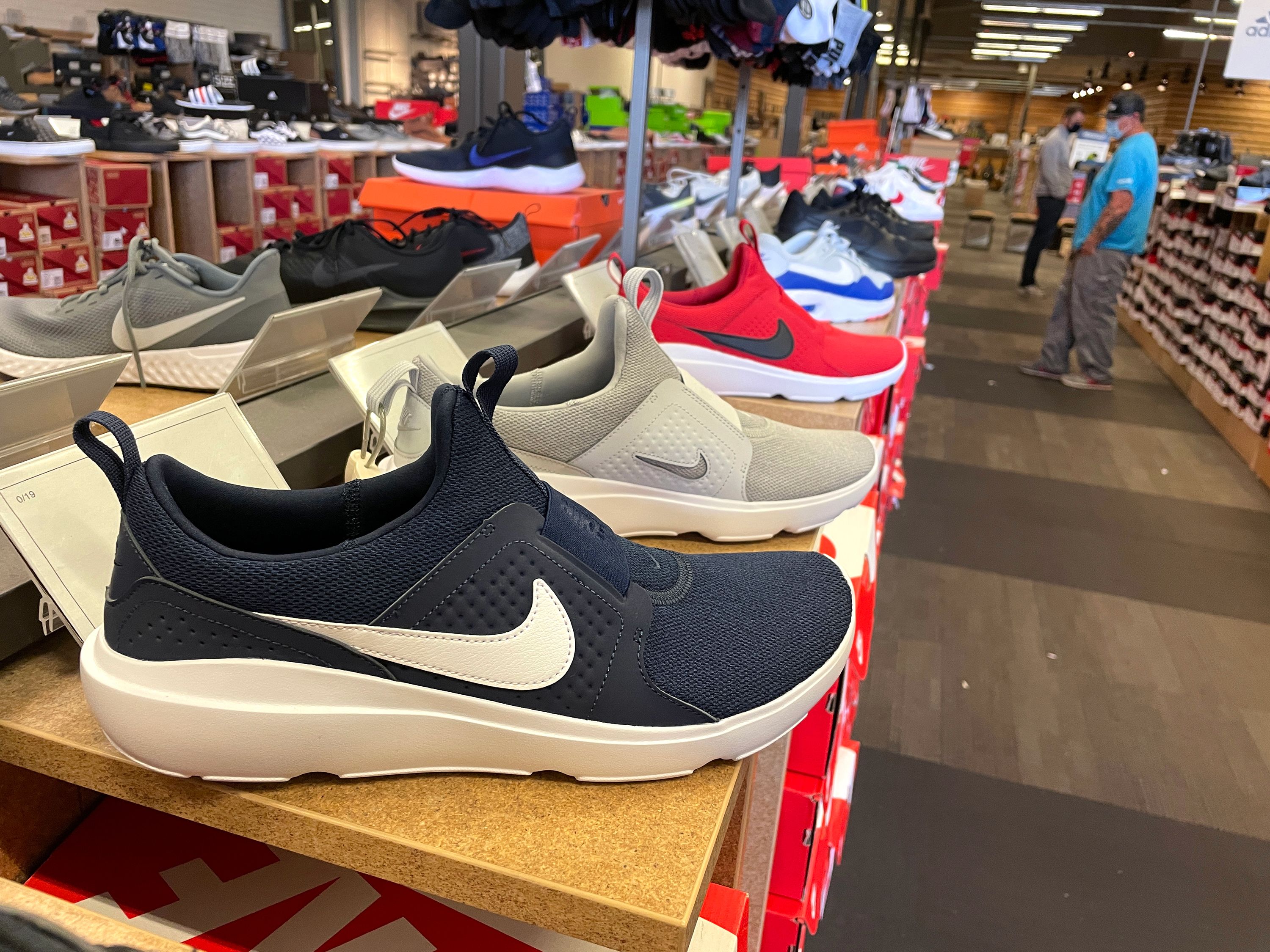 aficionado A pie A fondo Nike, Under Armour and others face supply problems in Vietnam | CNN Business