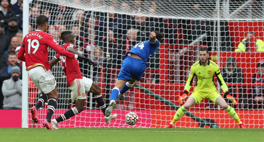 Andros Townsend scores Everton's equalizer against Manchester United in the 1-1 Premier League draw.