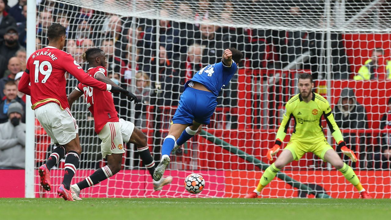Andros Townsend scores Everton's equalizer against Manchester United in the 1-1 Premier League draw.