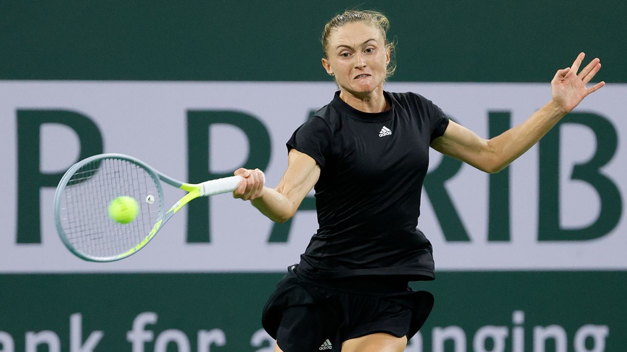 Sasnovich returns a shot Raducanu. The 27-year Belarusian reached a career-high No.30 in 2018.