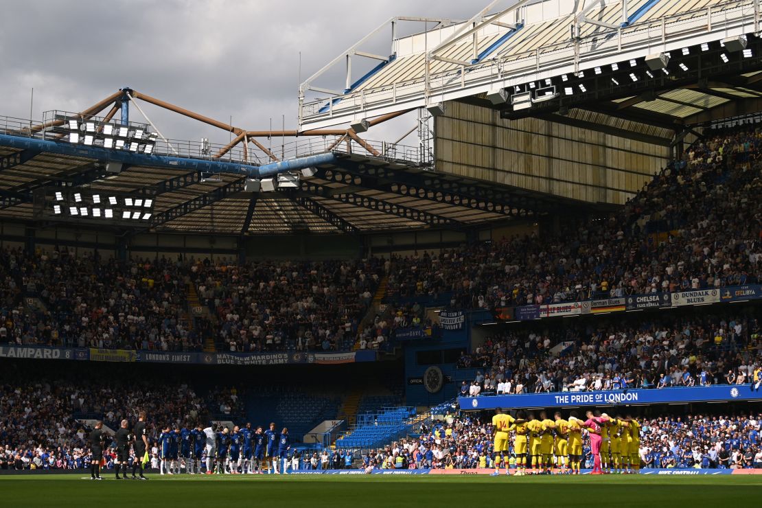 Crystal Palace (R) and Chelsea players line up for a minute's silence for those who have passed away from Covid-19 ahead of the English Premier League football match between the teams at Stamford Bridge in London on August 14, 2021.