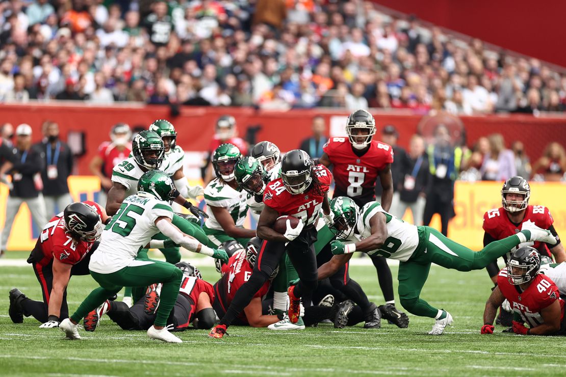 Cordarrelle Patterson runs with the ball against the Jets.