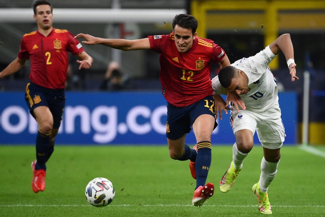 García (center) competes for the ball with Mbappé during the Nations League final. 