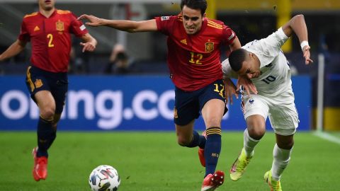 García (center) competes for the ball with Mbappé during the Nations League final.