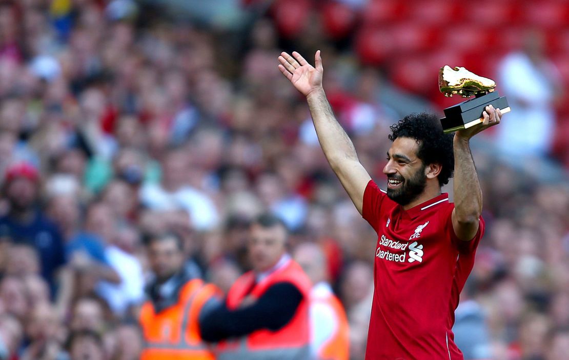 Salah lifts up his Golden Boot award for the 2017/18 Premier League campaign.