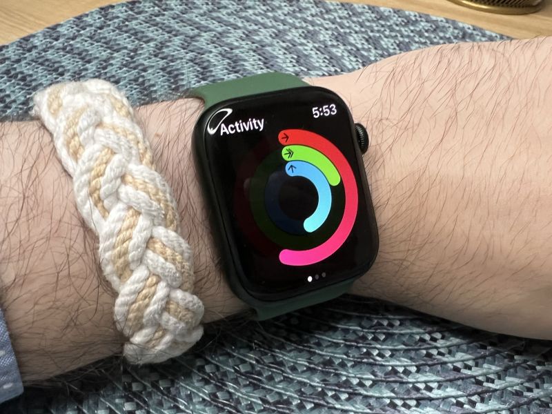 Fitbit ecg vs online apple watch