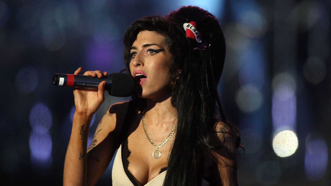 05 Amy Winehouse auction