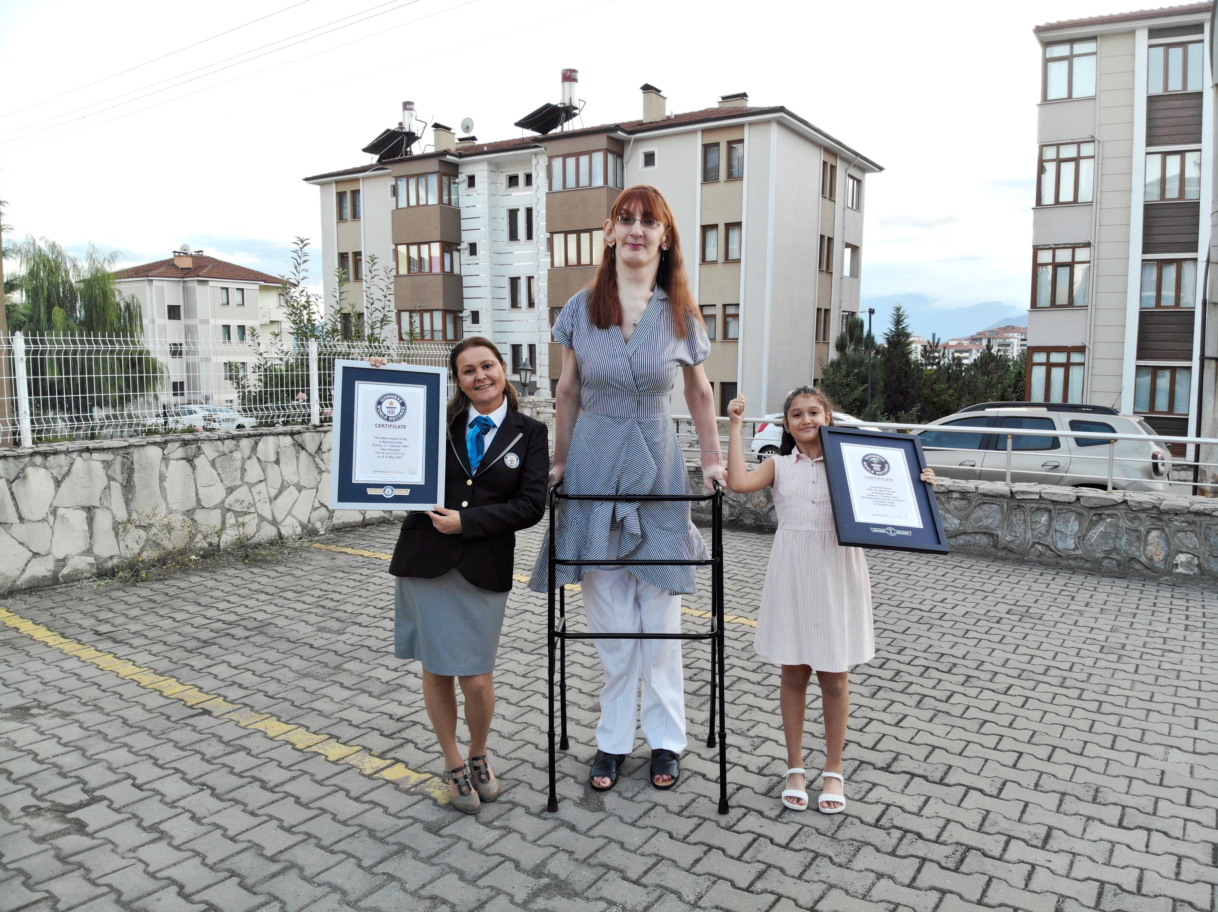 Rumeysa Gelgi is the tallest woman in the world, not the woman seen in this  video - FACTLY