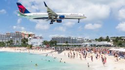An airplane flying just above beachgoers in Maho Beach as it approaches the landing strip in Sint Maarten, 30 March 2016. Photo: Philipp Laage/dpa-tmn/dpa | usage worldwide   (Photo by Philipp Laage/picture alliance via Getty Images)