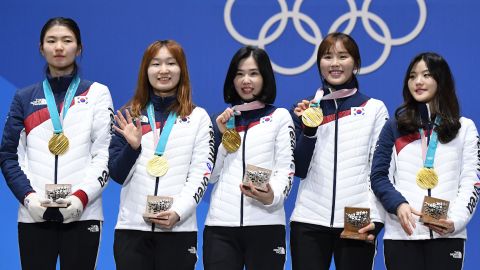 2018년 동계올림픽 여자 3,000m 계주에서 한국의 스케이터들이 금메달을 자축하고 있다.