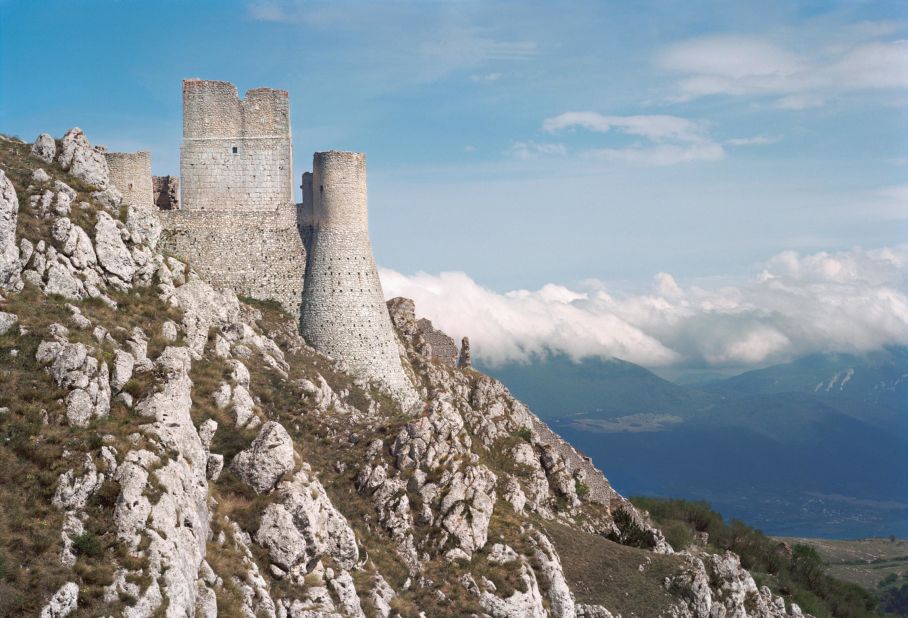 An earthquake in the 15th century damaged the Italian castle Rocca Calascio, which dates back to the 11th-13th century.