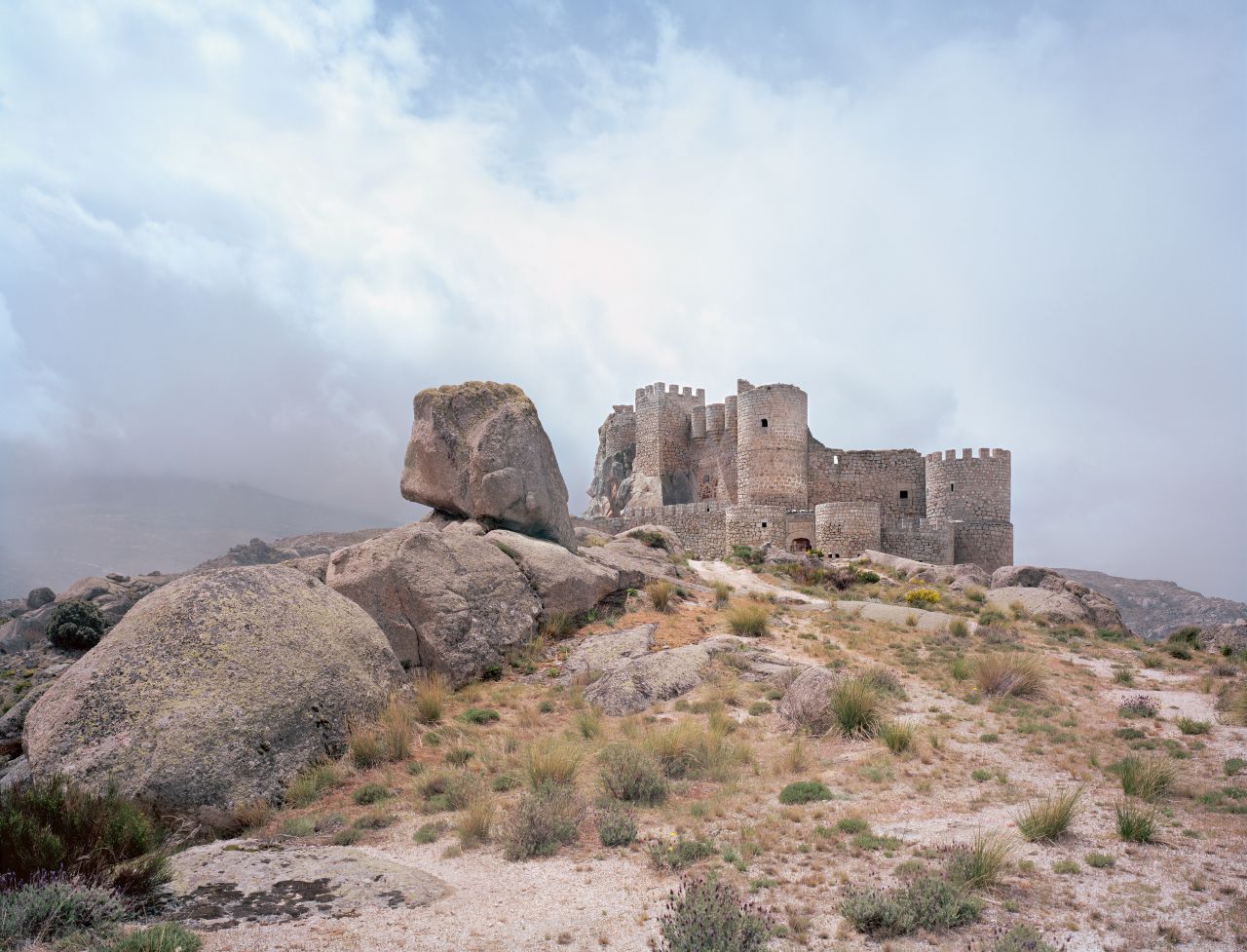 Lâu đài Manqueospese ở Tây Ban Nha dường như tan chảy vào cảnh quan đá granit mặt trăng.