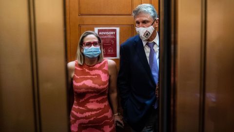 WASHINGTON, DC - SEPTEMBER 30: Sen. Kyrsten Sinema (D-AZ) and Sen. Joe Manchin (D-WV) catch and an elevator to go to the Senate Chamber to vote, after meeting in Sen. Manchins hideaway for half an hour, in the U.S. Capitol on Thursday, Sept. 30, 2021 in Washington, DC. (Kent Nishimura / Los Angeles Times via Getty Images)