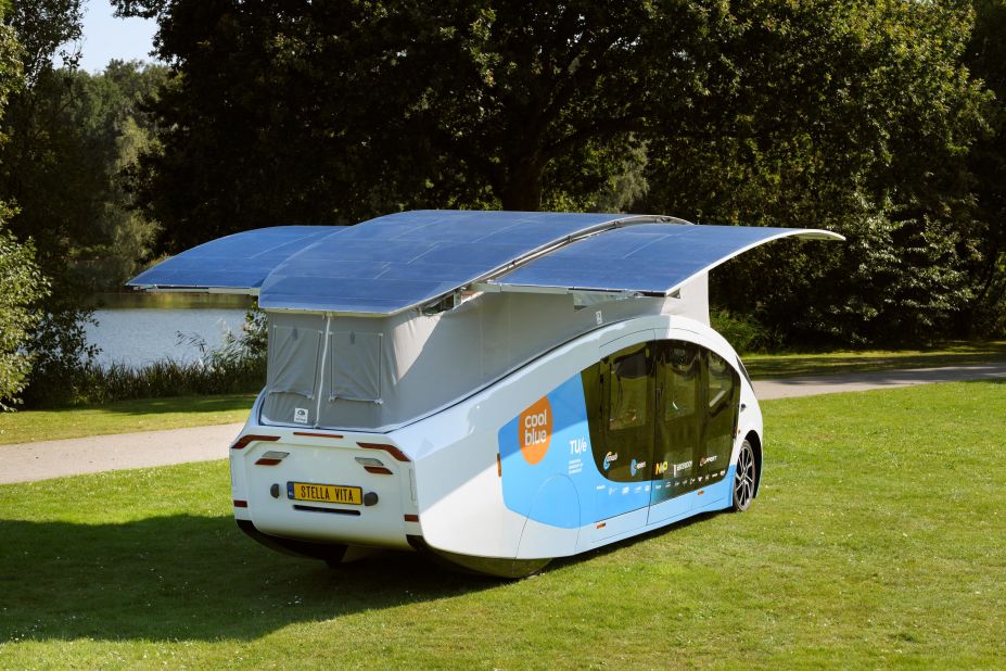 When the vehicle is parked, the roof can extend and extra solar panels slide out from the sides, doubling the solar surface from 8.8 square meters to 17.5 square meters. That means the battery can charge faster when stopped at a campsite.