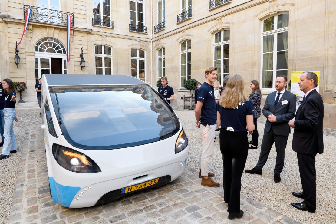 Solar Team Eindhoven visited the Dutch ambassador to France Pieter de Gooijer in Paris with Stella Vita.