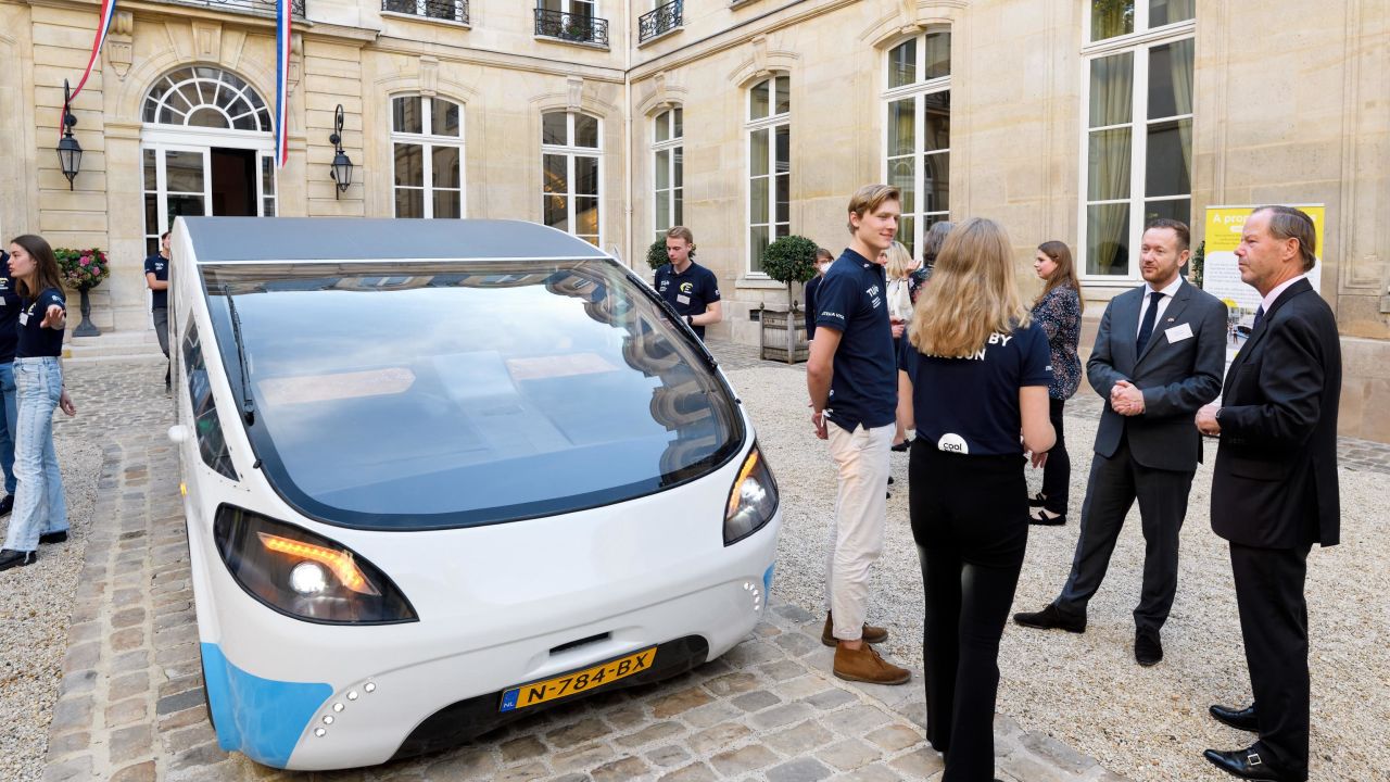 Solar Team Eindhoven visited the Dutch ambassador to France Pieter de Gooijer in Paris with Stella Vita.