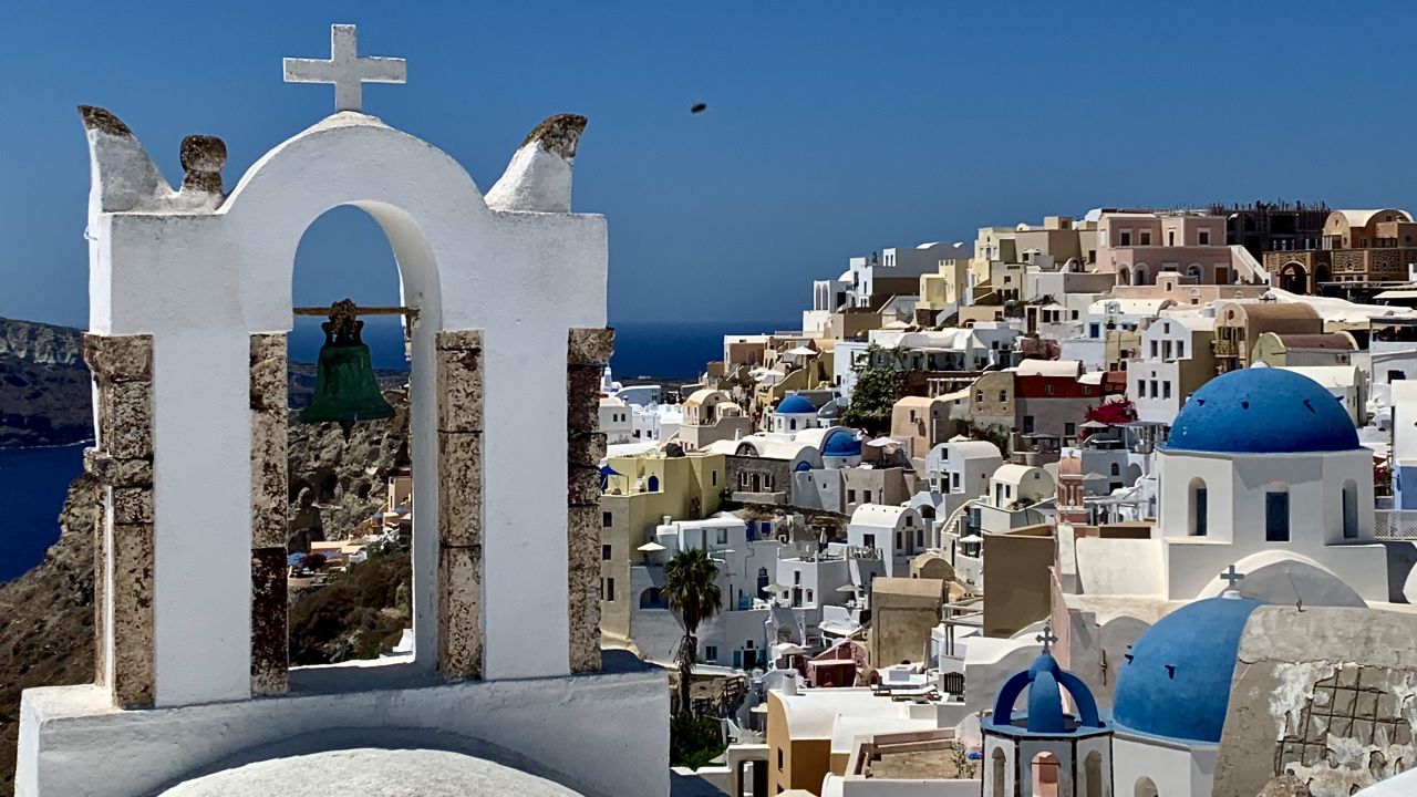 I'm not a professional photographer, but it's hard not to get a beautiful picture of Santorini's famous blue-and-white dome houses.