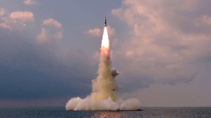 19 Ekim 2021'de çekilen ve 20 Ekim 2021'de Kuzey Kore'nin resmi Kore Merkezi Haber Ajansı'ndan (KCNA) yayınlanan bu fotoğraf, Kuzey Kore'de açıklanmayan bir mevkide denizaltından fırlatılan yeni tip bir balistik füzenin deneme atışlarını gösteriyor.  (Fotoğraf: çeşitli kaynaklar / AFP) / Güney Kore OUT / ---EDİTÖRLERİN NOTU--- EDİTÖRLÜK KULLANIMIYLA SINIRLIDIR - ZORUNLU KREDİ 