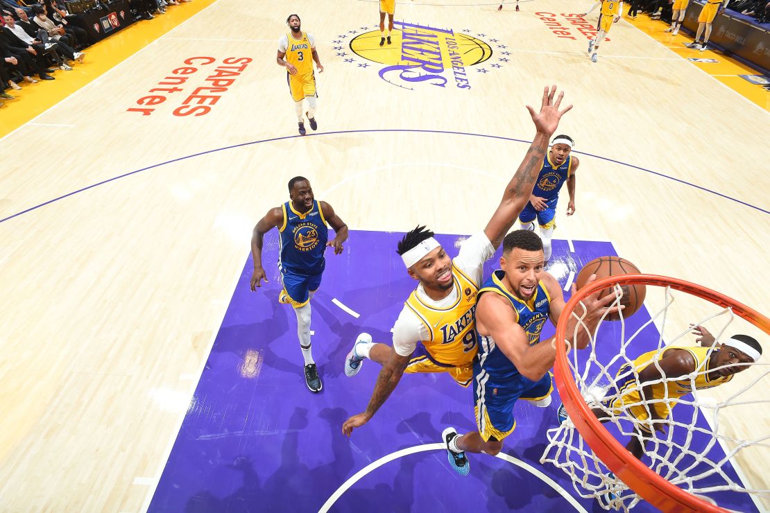 Curry drives to the basket against the LA Lakers.