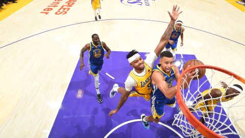 Curry drives to the basket against the LA Lakers.