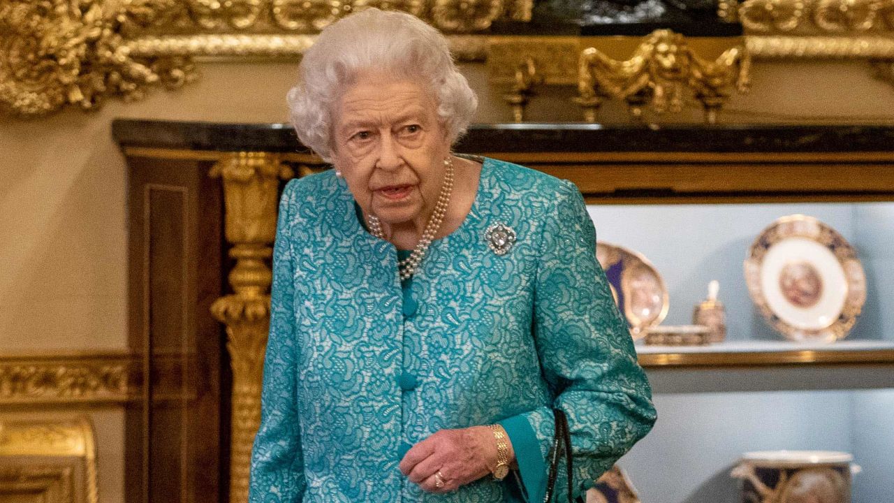 WINDSOR, UNITED KINGDOM - OCTOBER 19:  Queen Elizabeth II arrives to greet guests during a reception for international business and investment leaders at Windsor Castle to mark the Global Investment Summit on October 19, 2021 in Windsor, England.  (Photo by Arthur Edwards-Pool/Getty Images)