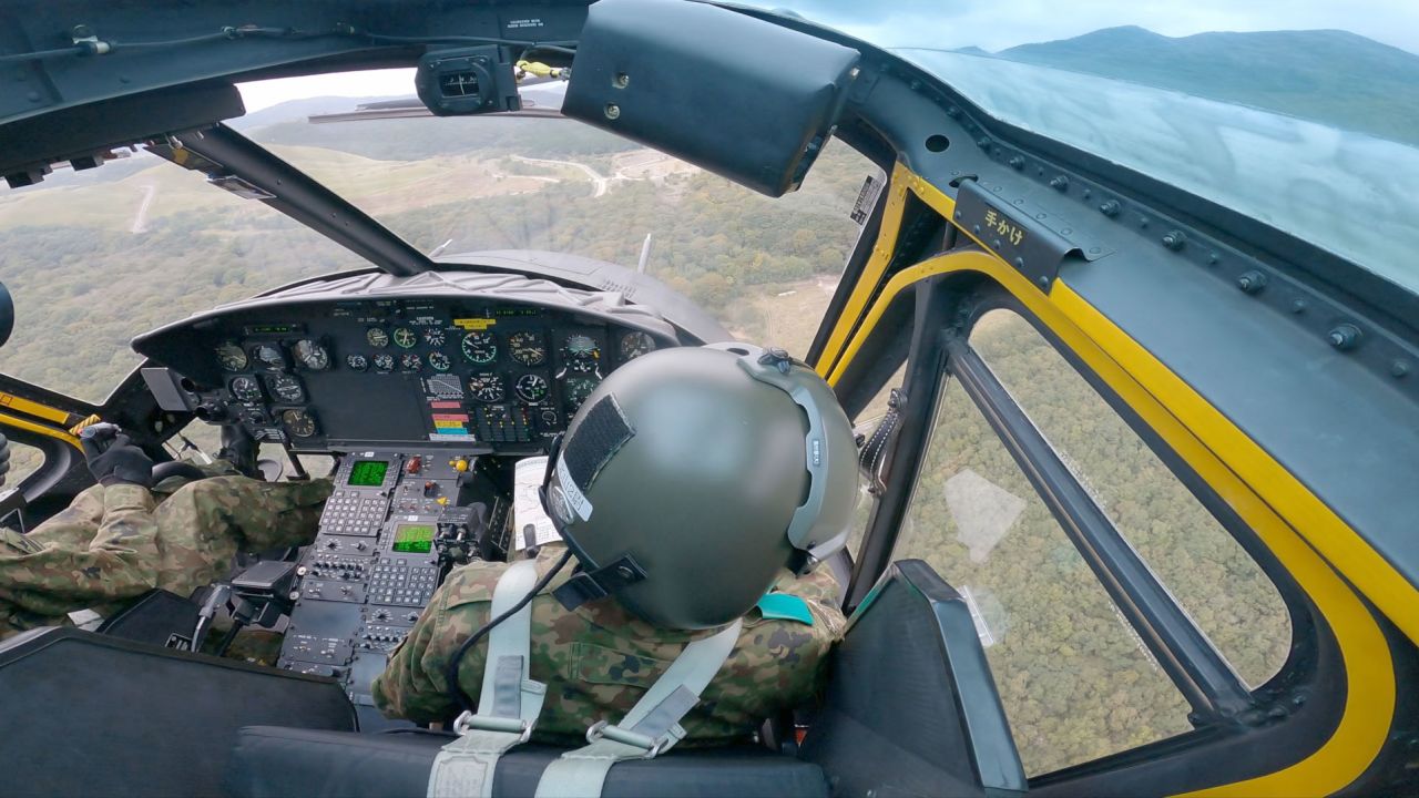 The GSDF 2nd Division in Asahikawa, Hokkaido travelled to Hijudai Manuvering Area for the drills.