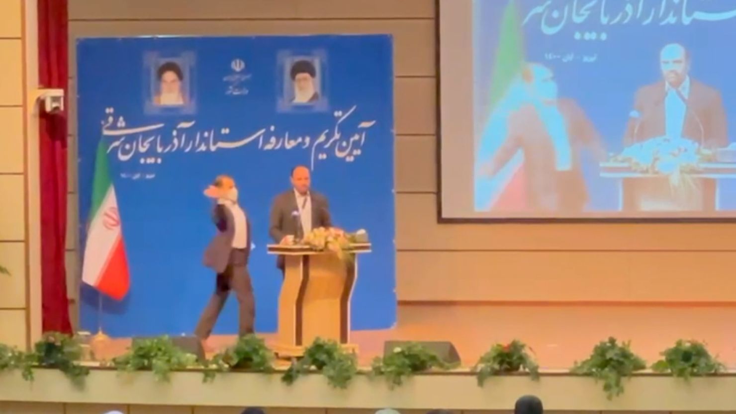 Video shows the moment before Zeinolabedin Khorram was slapped on stage. 