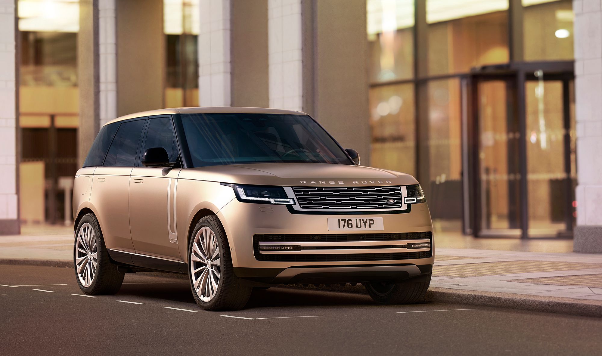 Steken Tactiel gevoel Er is behoefte aan The first new Range Rover in a decade faces tougher competition | CNN  Business