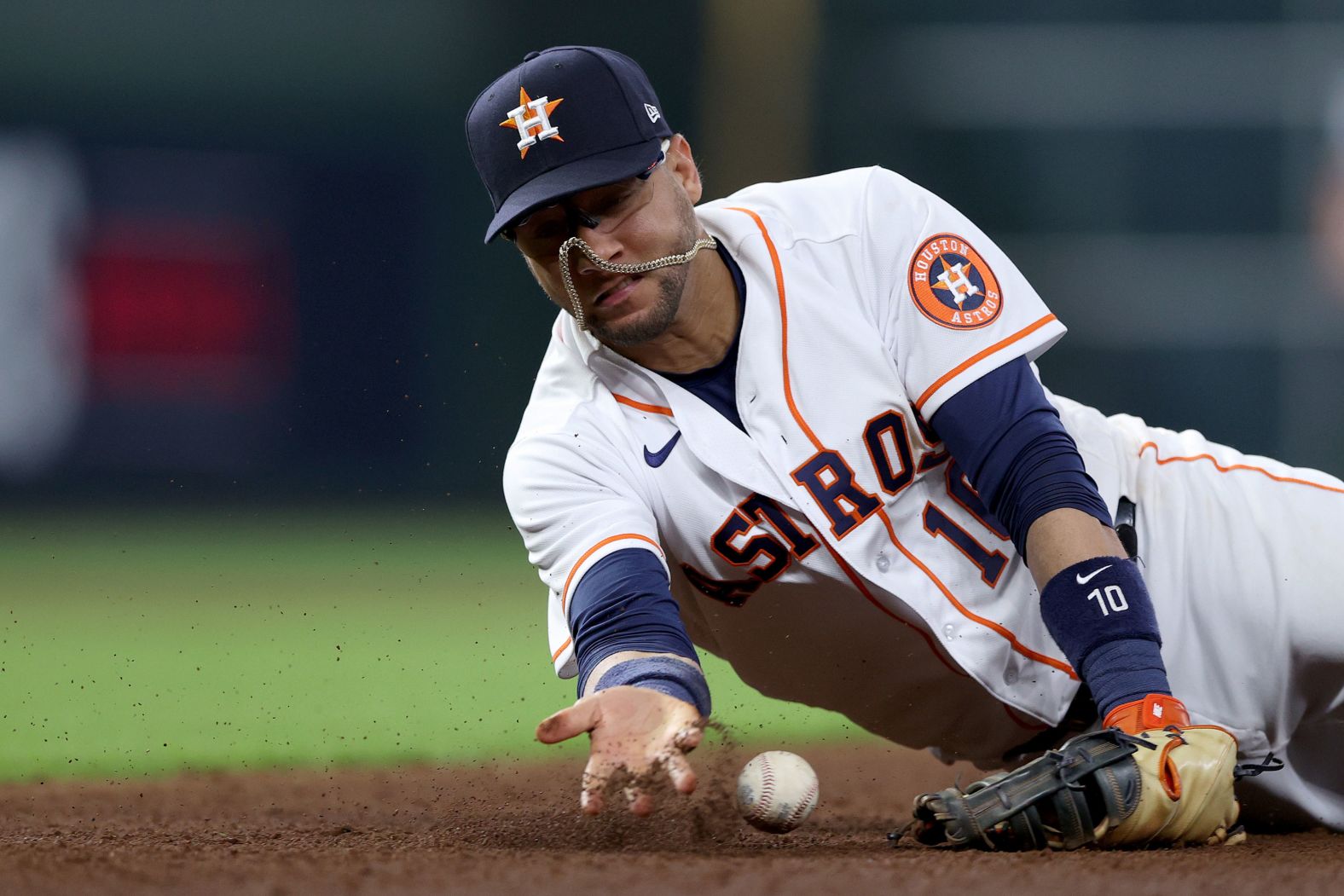 Yuli Gurriel attempts to field the ball against the Braves during the fourth inning in Game 1.