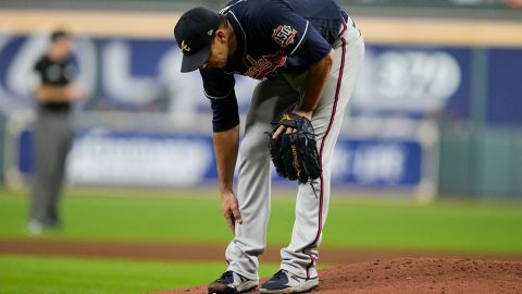 Atlanta Braves starting pitcher Charlie Morton rubs his leg before leaving the game during the third inning of Game 1 of the World Series on Tuesday.