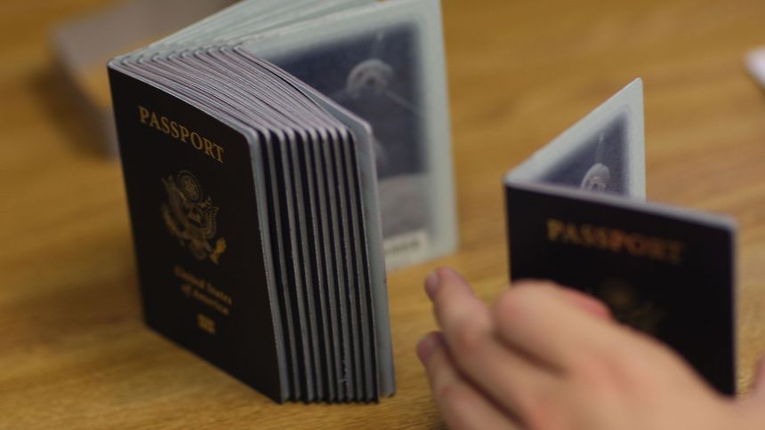 Un trabajador de procesamiento de pasaportes utiliza una pila de pasaportes en blanco para imprimir un nuevo pasaporte en la Oficina de Pasaportes de Miami el 22 de junio de 2007 en Miami, Florida.