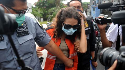 Heather Mack of the US is escorted by guards to the immigration detention house in Jimbaran on the resort island of Bali on October 29.