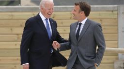 Carbis Bay (United Kingdom), 11/06/2021.- US President Joe Biden (L) and France's President Emmanuel Macron walk along the boardwalk during the G7 summit in Carbis Bay, Cornwall, Britain, 11 June 2021. (Francia, Reino Unido) EFE/EPA/PHIL NOBLE / POOL