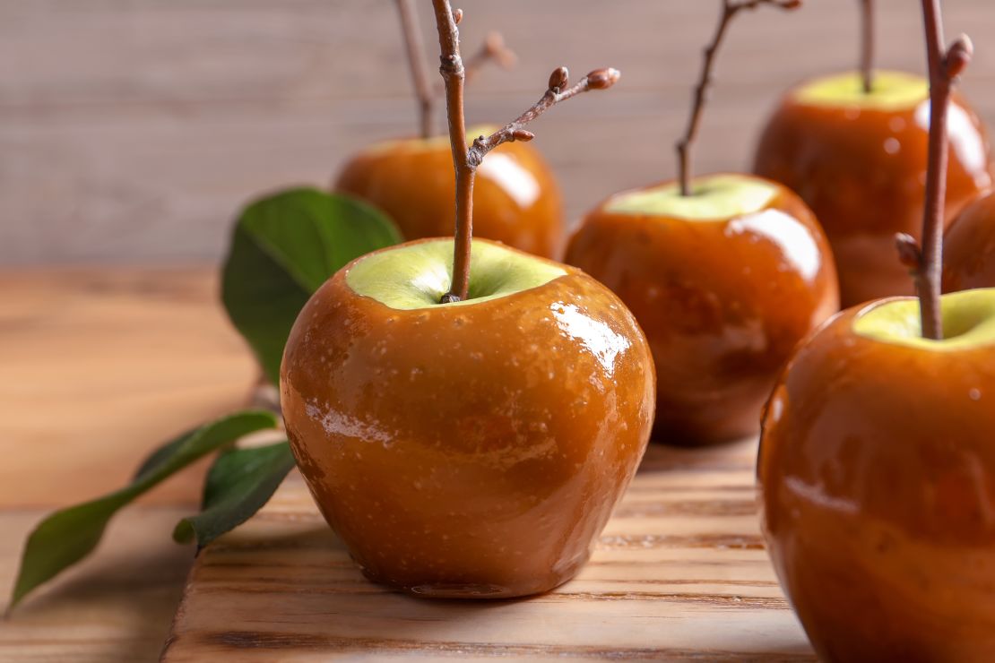 Toffee apples перевод. Мандарины или яблоко в карамели. Зеленый как яблочная карамель.