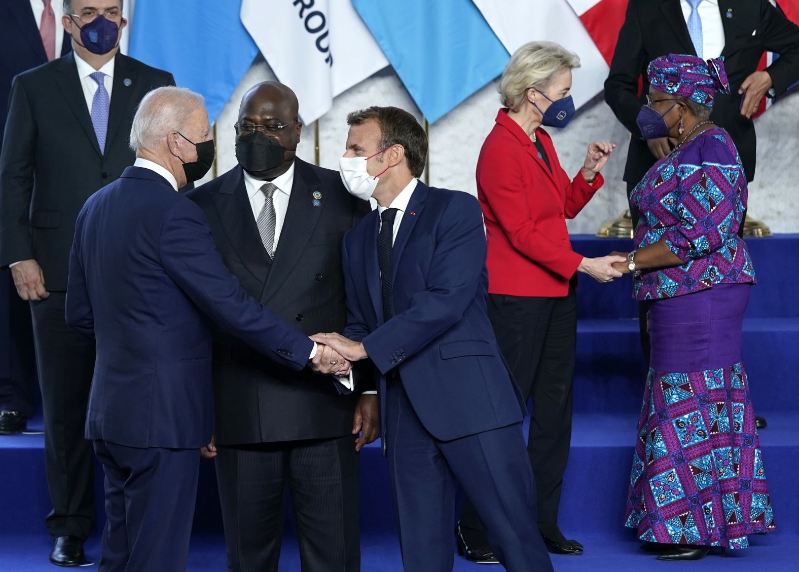 Biden greets Macron at the group photo. Between them is Felix Tshisekedi, who is President of the Democratic Republic of Congo and also chairman of the African Union. On the right, European Commission President Ursula von der Leyen is speaking with World Trade Organization Director-General Ngozi Okonjo-Iweala.