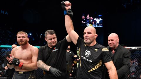 Glover Teixeira celebrates after his victory over Jan Blachowicz .