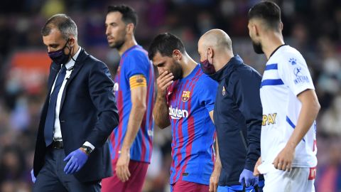 Sergio Agüero walks off the pitch during Barcelona's match against Alavés.