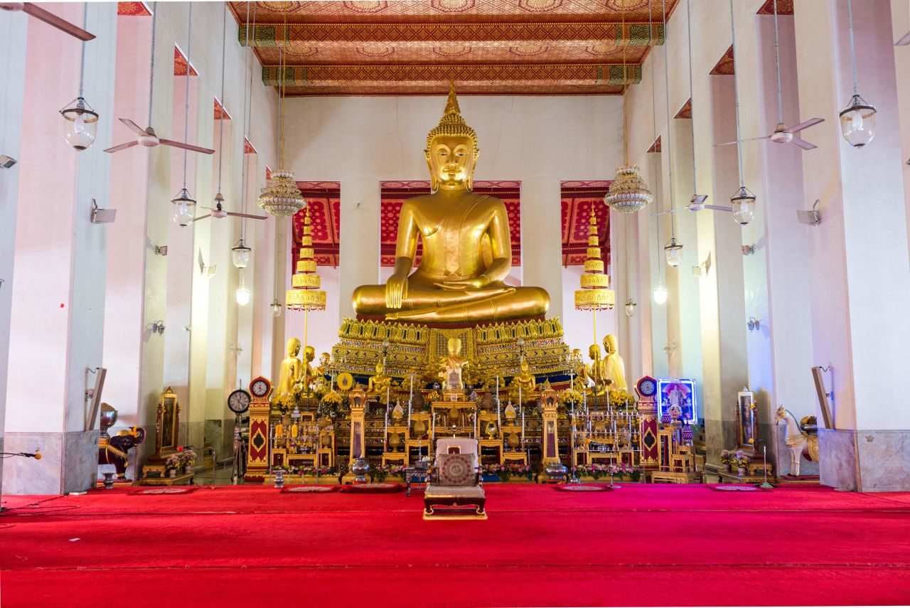 Wat Mahathat Yuwaratrangsarit offers free meditation sesions for foreigners. 