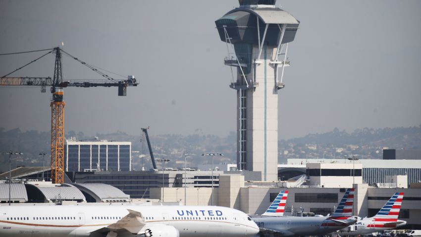 カリフォルニア州ロサンゼルス - 10月1日: 2020年10月1日、カリフォルニア州ロサンゼルスのロサンゼルス国際空港（LAX）の駐機場で、アメリカン航空の飛行機を追い越すユナイテッド航空の飛行機。 ワシントンで新型コロナウイルス支援策の交渉が決裂したことを受け、ユナイテッド航空とアメリカン航空は本日、従業員3万2000人の一時帰休を開始する予定だ。  (写真提供：マリオタマ/ゲッティイメージズ)