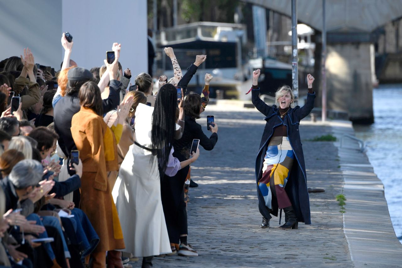 Gabriela Hearst cheers in victory after her latest show for Chloé during Paris Fashion Week, where almost 60% of the materials used were low-impact.