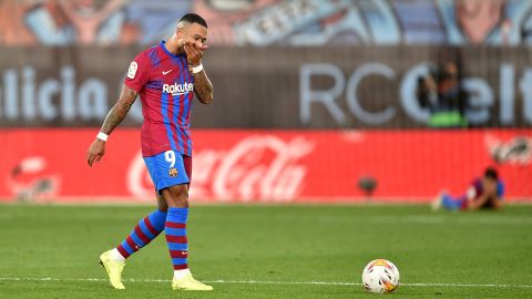 Goalscorer Depay looks on during Barcelona's 3-3 draw with Celta Vigo.
