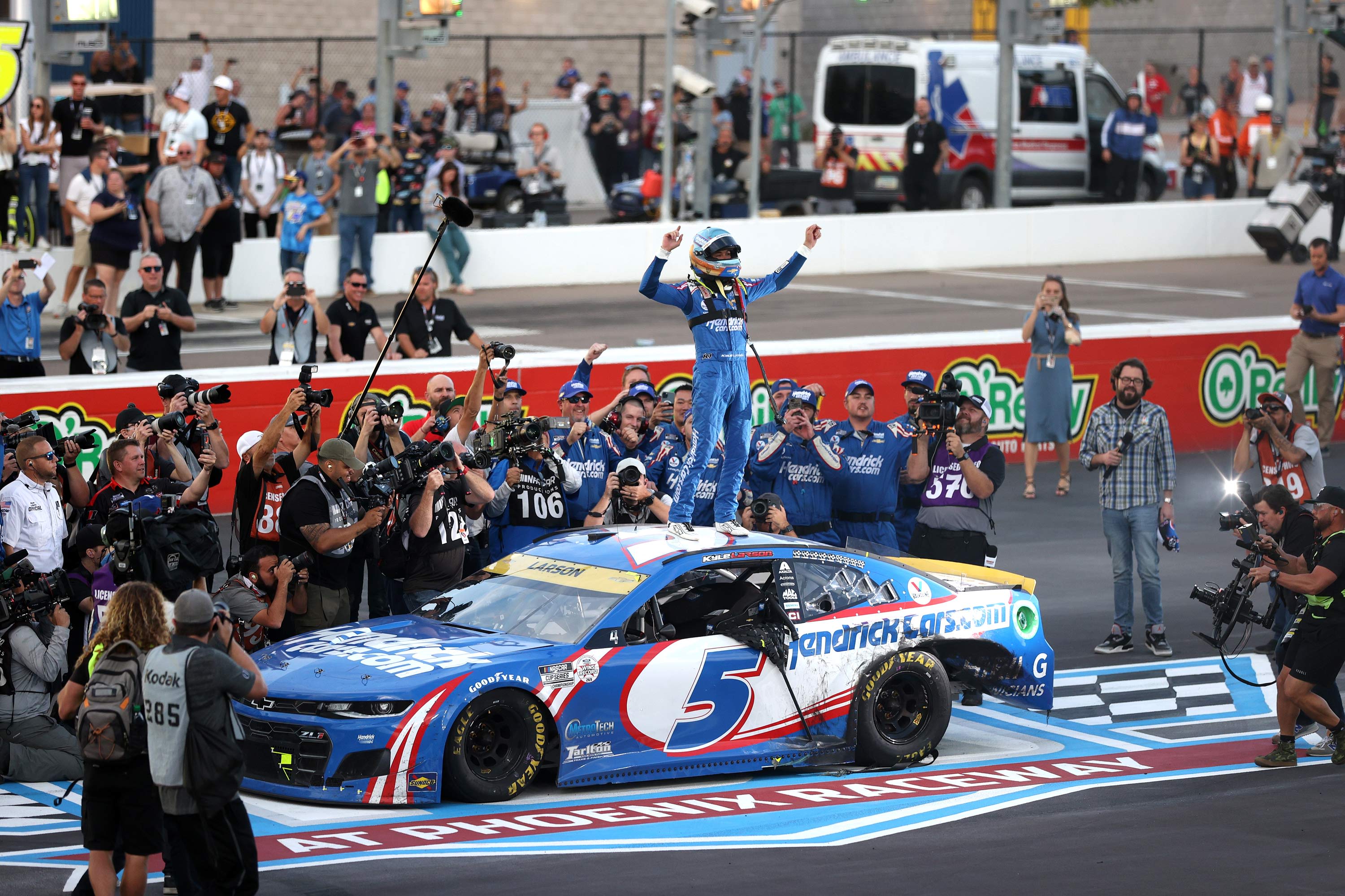 Kyle Larson wins NASCAR Cup Series championship at Phoenix Raceway | CNN