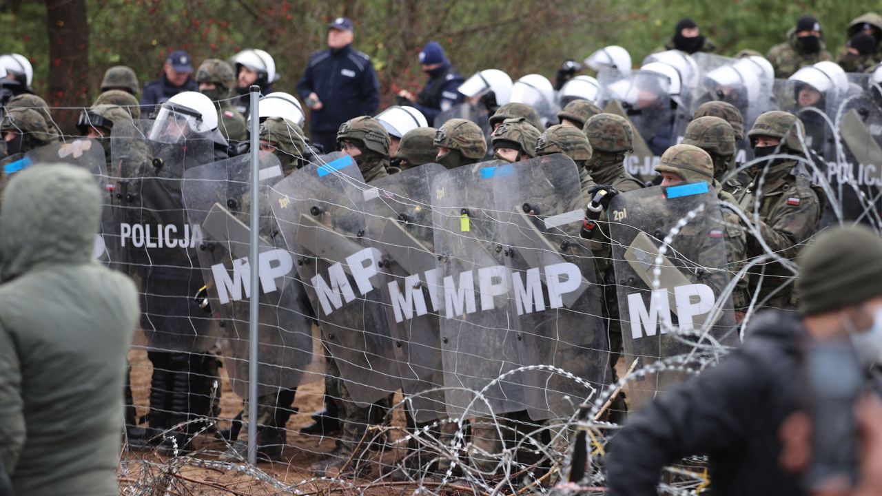 Polish officers at the Polish-Belarusian border on November 8.