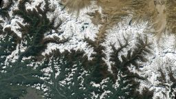 Thành phố Kathmandu, Nepal, nhìn thấy ở phía dưới bên trái của hình ảnh Landsat 9 này, nằm trong một thung lũng phía nam dãy núi Himalaya giữa Nepal và Trung Quốc.  Các sông băng và các hồ được hình thành bởi nước băng tan có thể nhìn thấy ở phần giữa trên cùng của hình ảnh này.