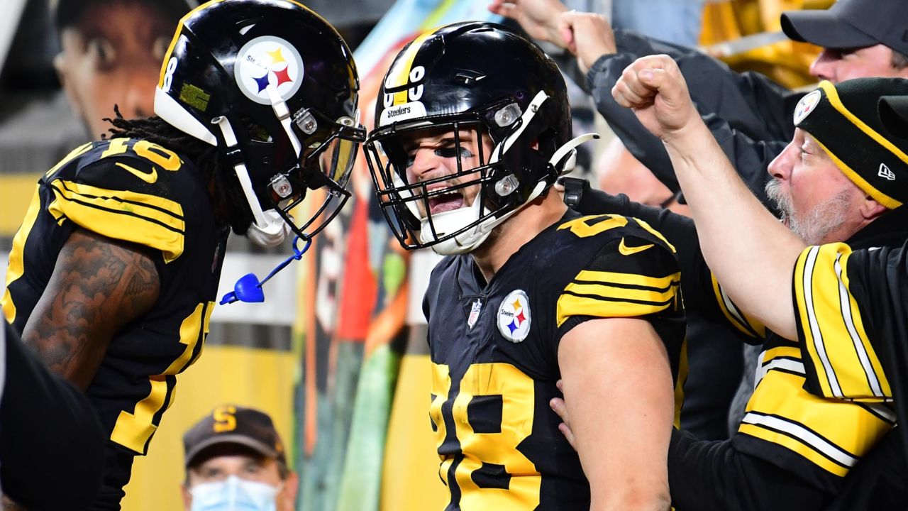 Steelers tight end Pat Freiermuth celebrates his touchdown with teammate wide receiver Diontae Johnson against the Chicago Bears.