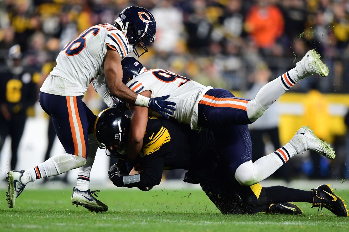 Roethlisberger dives for the first down past Trevis Gipson during the fourth quarter.